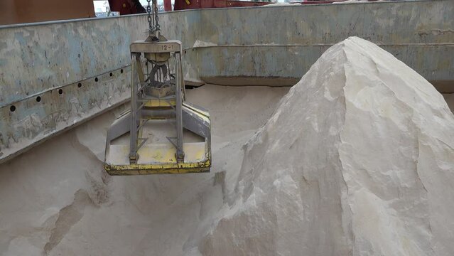 Loading and unloading raw sugar at seaport