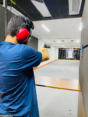 Men Shooting in the Shooting Club / Homen, Atirando , Clube , Tiro