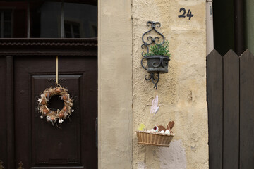 Eingangstür, Holzhaustür, dekoriert mit Blumenkranz, Blumenkorb