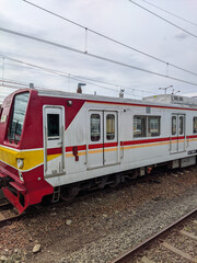 Obraz premium train on the railway, train on station, person on railway station, railway in the countryside, bogor station Indonesia