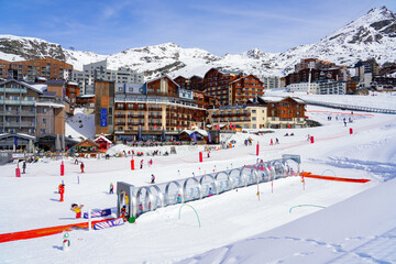 Tapis roulant dans un tunnel de verre sur la piste de ski d'une école de ski de Val Thorens dans...