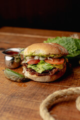 Hamburguesa preparada y servida para comer 