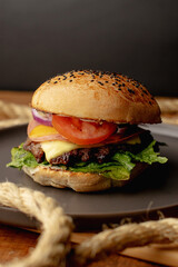 Hamburguesa preparada y servida para comer 