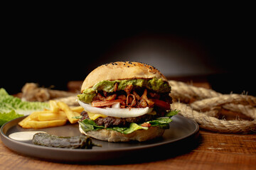 Hamburguesa preparada y servida para comer 