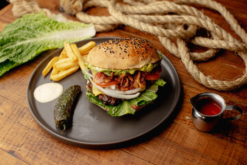 Hamburguesa preparada y servida para comer 