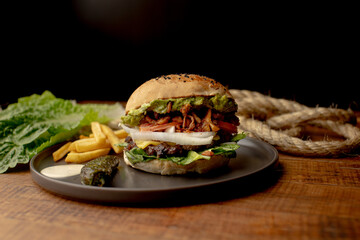 Hamburguesa preparada y servida para comer 