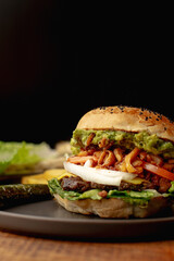 Hamburguesa preparada y servida para comer 