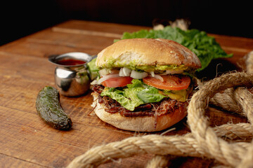 Hamburguesa preparada y servida para comer 