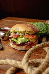 Hamburguesa preparada y servida para comer 