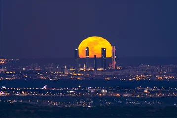 Tuinposter luna sobre las torres de madrid © javi