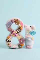 Numeri con dolcetti sopra uno sfondo blu 