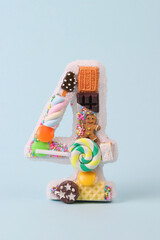 Numeri con dolcetti sopra uno sfondo blu 