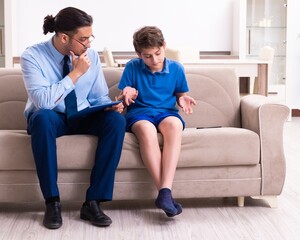 Obraz premium Internet addicted boy visiting male doctor