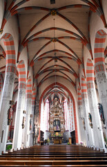 Innenansicht der Pfarrkirche St. Andreas in Ochsenfurt, Landkreis Würzburg in Bayern