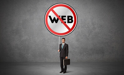 Obraz premium Young business person holdig traffic sign