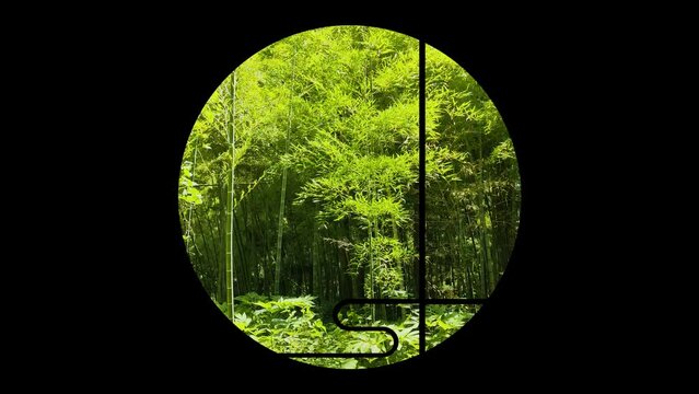 和室の丸窓から見える竹林