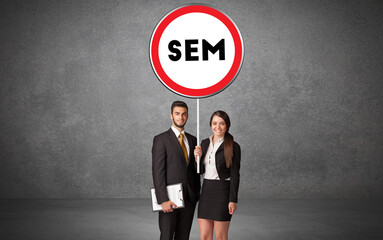 Obraz premium Young business person holdig traffic sign