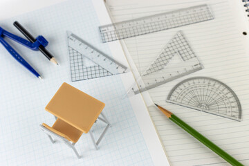 定規とノートと方眼紙と玩具の勉強机。算数のイメージ
