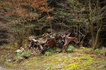 Carro batido e abandonado na Floresta de Montanha de Narukani na prefeitura de Gunma