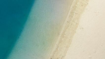 Fototapeta na wymiar White sand beach and ocean in Hawaii top-down aerial drone view. 