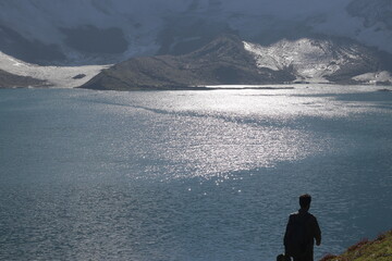 Obraz premium man walking on a glacier