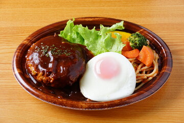 ハンバーグ　目玉焼き