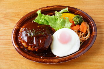 ハンバーグ　目玉焼き