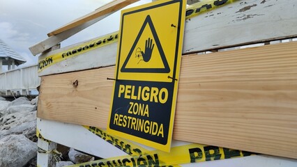 Señal de alerta: PELIGRO ZONA RESTRINGIDA en puerto mirador api beach cap cana republica dominicana. - obrazy, fototapety, plakaty