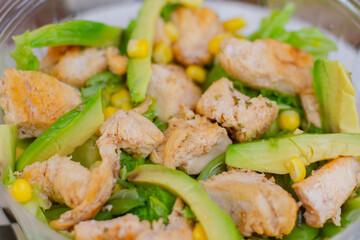 Ensalada saludable de pollo con palta y choclo
