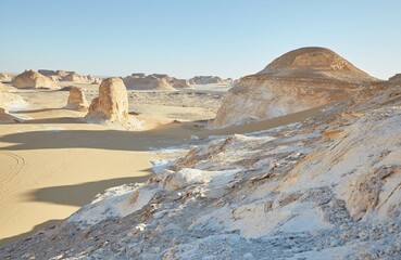 Fototapeta premium The Otherworldly White Desert Near Egypt's Bahariya Oasis