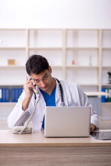 Obraz premium Young male doctor in telemedicine concept