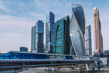 Obraz premium Pedestrian Bridge Bagration on Moscow river with skyscrapers Moscow City on the background. Moscow. Russia