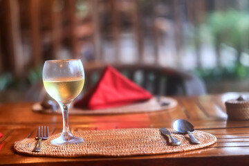 Fototapeta na wymiar a glass of white wine in a restaurant, alcohol luxury background