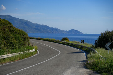 Auf der Küstenstraße von Sardinien mit Blick aufs Mittelmeer