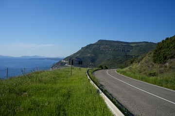 Auf der Küstenstraße von Sardinien mit Blick aufs Mittelmeer