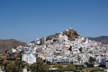 Obraz premium Panoramic view of the picturesque and whitewashed island of Ios Greece