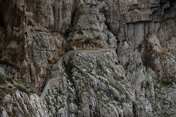 Fototapeta na wymiar Hunderte Stufen führen durch den Felsen zur Neptungrotte in der Nähe von Alghero auf Sardinien