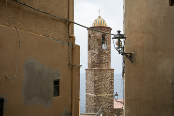 Der Kirchturm von Castelsardo auf Sardinien