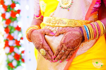 Photo a woman in a yellow saree holds her hands in the shape of her heart