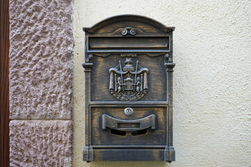 Ein Postbriefkasten in den Straßen auf der Insel Sardinien 