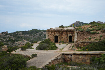 Eine alte militärische Ruine auf Sardinien