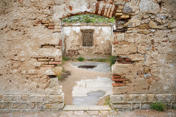 Eine alte militärische Ruine auf Sardinien