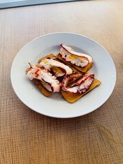 Desayuno saludable pulpo con tostada de pan