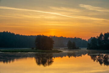 Fototapeta na wymiar Sunrise on the lake