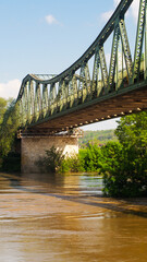 Structure d'un pont enjambant la Garonne, à proximité de la ville de Saint-Léger, dans le 47