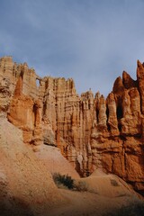 Fototapeta premium Vertical shot of the scenic Bryce Canyon National Park during daytime in Utah, United States
