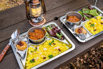 キャンプでカレー　Curry with spices at the campsite