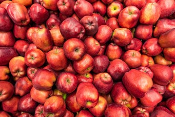 Fototapeta na wymiar Closeup of bunch of apples in market