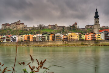 Die malerische Altstadt von Burghausen am Rande der Salzach unter der Burg von Burghausen