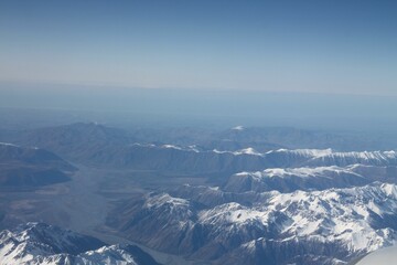 Naklejka premium Beautiful shot of a mountainous landscape covered with snow